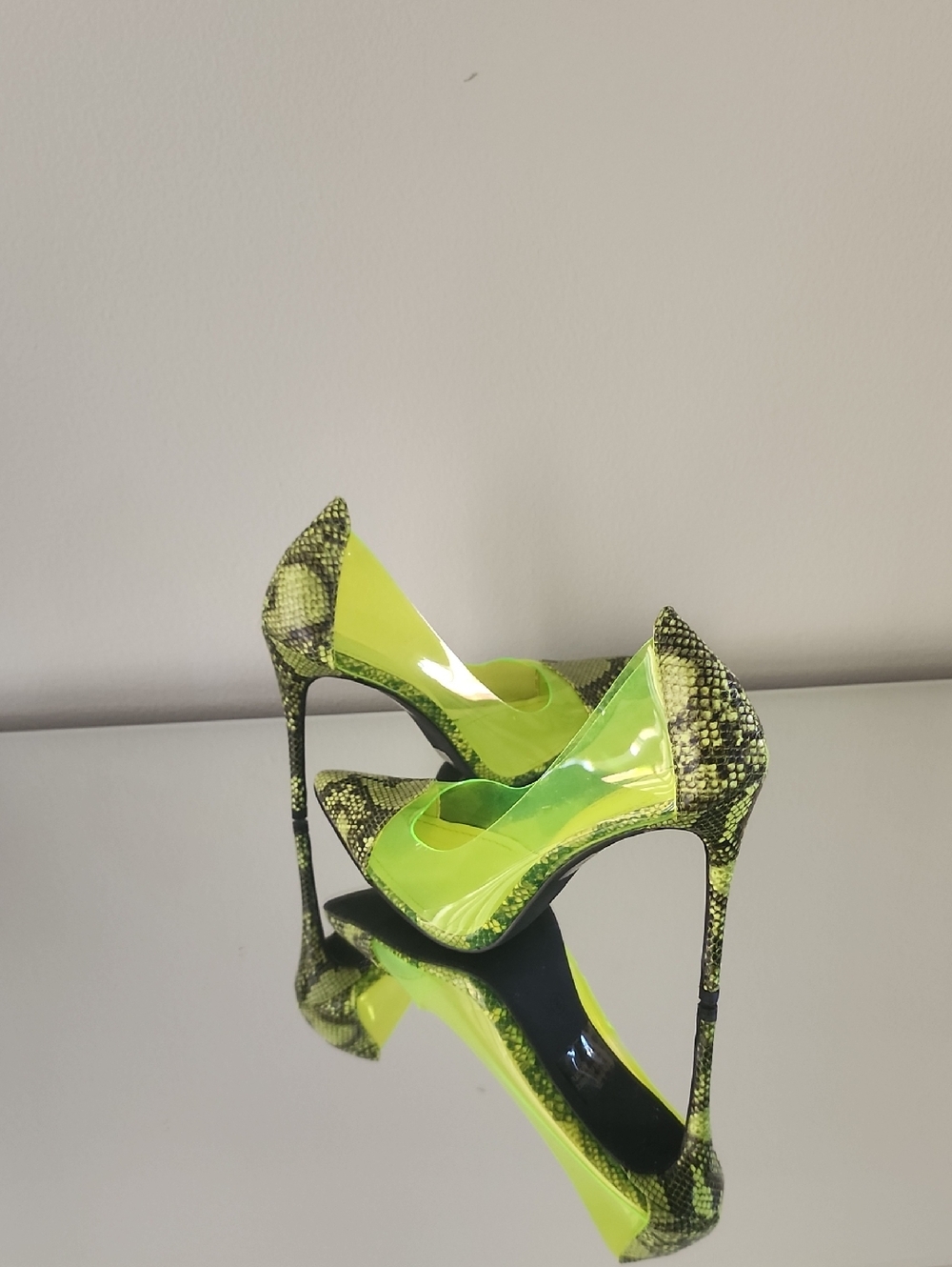 ✨️💚✨️Neon Green Snake-Print Stiletto Pumps Brand  New Size 8